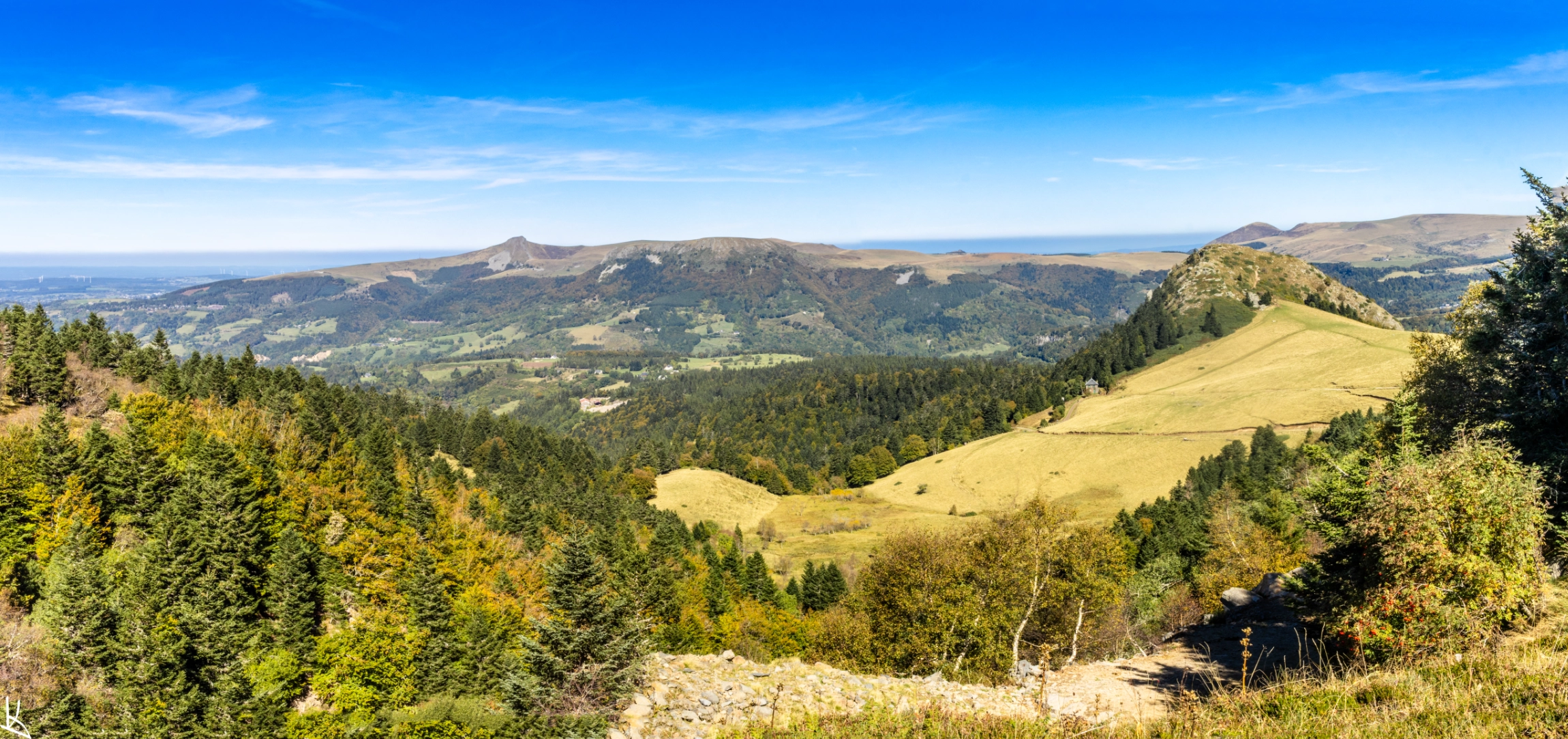 Depuis La Carrière, vue vers le Capucin et au loin les plateaux de la Banne d'Ordanche